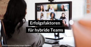 Frau sitzt vor Bildschirm in Online-Meeting, darüber ein Banner "Erfolgsfaktoren für hybride Teams".