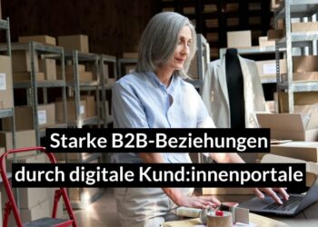 Grauhaarige Frau im Lagerhaus am Laptop