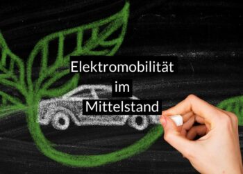 Eine Hand malt grüne Blätter und ein Auto auf eine Schiefertafel, darüber der Blogtitel "Elektromobilität im Mittelstand"
