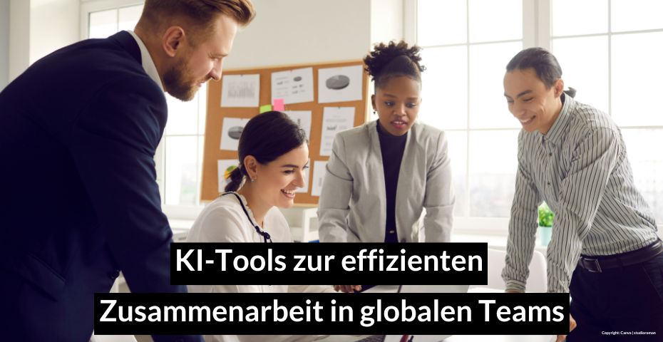 Internationales Team steht lächelnd um einen Schreibtisch