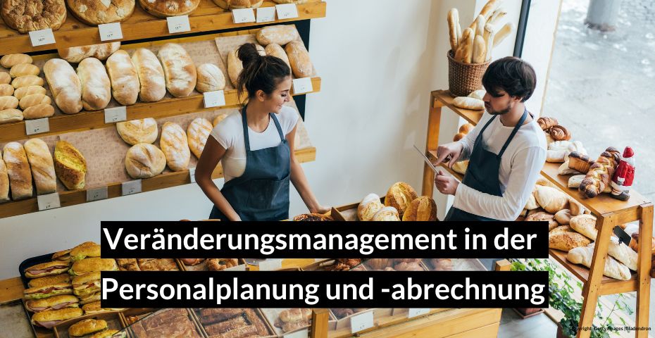 Ein Mann und eine Frau stehen an einem Bäckerei-Tresen