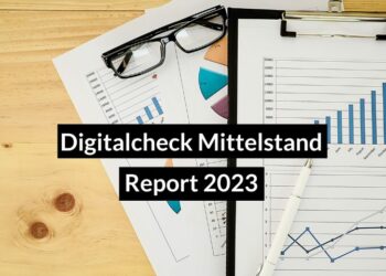 Zwei Klemmbretter mit Diagrammen auf einem Schreibtisch