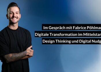 Fabrice Pöhlmann vor blauem Hintergrund mit Schriftzug