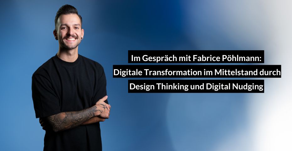 Fabrice Pöhlmann vor blauem Hintergrund mit Schriftzug