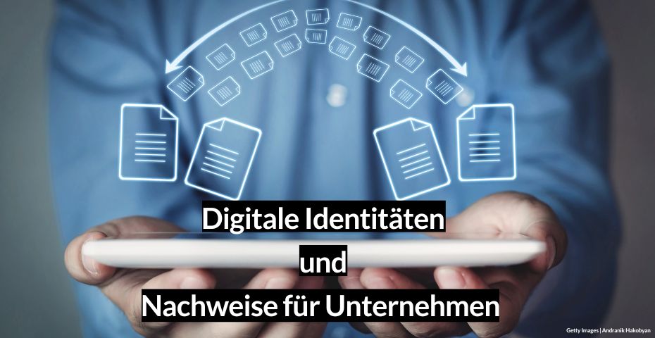Zwei Hände halten ein Tablet und darüber zeigt ein Piktogramm den Transfer von Dateien