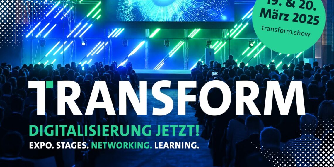 Schriftzug "Transform" vor einer grün-blau beleuchteten Bühne mit Publikum