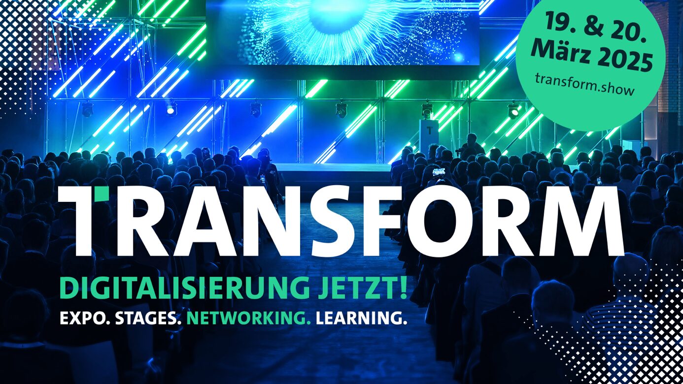 Schriftzug "Transform" vor einer grün-blau beleuchteten Bühne mit Publikum